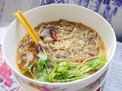Spicy mixed mushroom scalding vermicelli