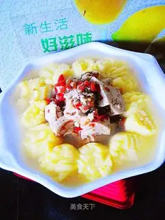 Chop pepper and chrysanthemum bloom