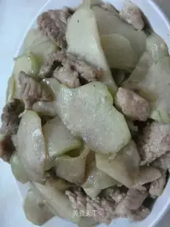 Stir fried pork slices with chayot
