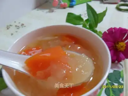 Stewed Tremella with papaya and lily