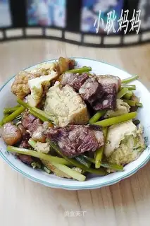 Roasted pork with garlic sprouts and duck eggs