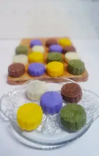 snowy moon cakes