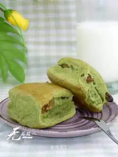 Matcha raisin scone