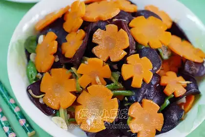 stir-fried fungus with sliced carrot