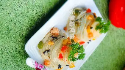 Mixed noodles with shrimp and seaweed