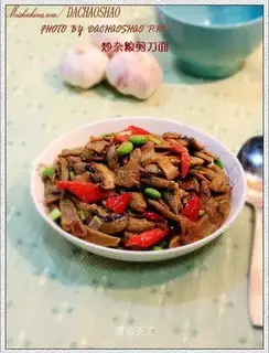 Making fried scissors noodles with coarse grains