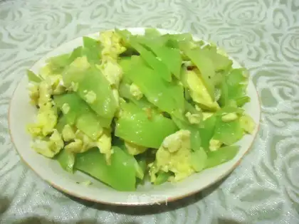 Scrambled eggs with lettuce