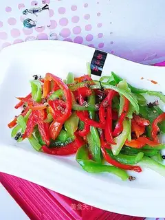 Oil sprinkled with colorful pepper shredded