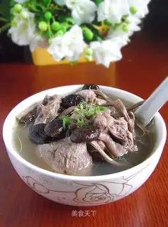 Tea mushroom and muscovy duck casserole