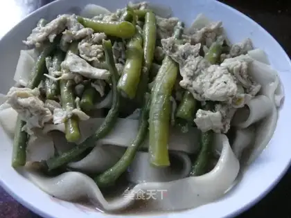 Hand-rolled noodles with eggs and beans