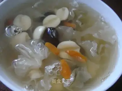 Red dates, white fungus and lotus seed soup