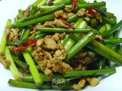 Saute garlic sprouts and shredded pork in soy sauce