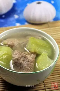 Stewed pork bone soup with melons and palms