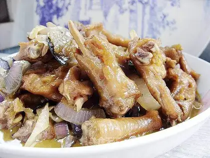 stir-fried chicken feet with onions