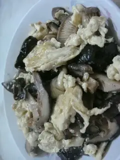 Scrambled eggs with mushrooms