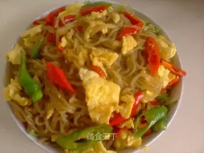 Scrambled eggs with green pepper and vermicelli