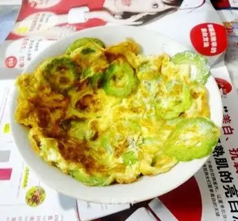 Fried eggs with bitter gourd rings