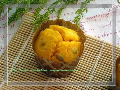 Pumpkin nut muffin