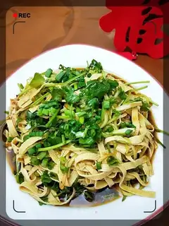 Soybeans with golden needle mushrooms