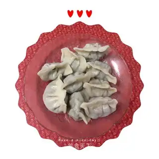 A hand dumpling of muscular mushrooms