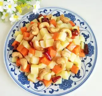 Puppet of cashew nuts
