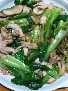 Straw mushrooms