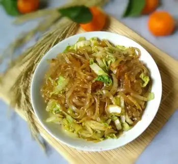 Pink fries and spicy cabbage