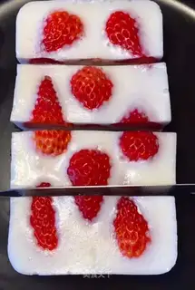 Strawberry milk pudding