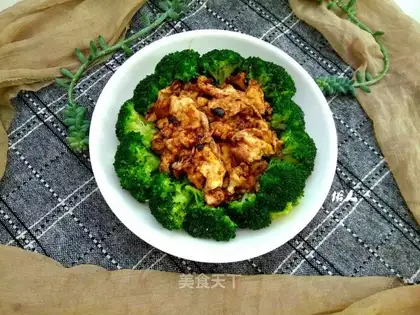 Eggs with broccoli sauce