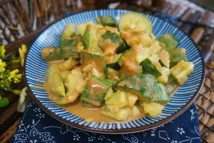 Sesame sauce and cucumber