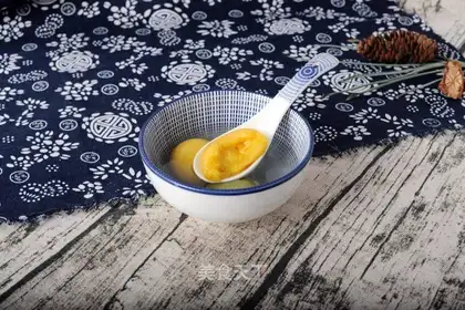 Double-colour-flowed soup round