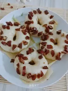 Red sugar donut buns