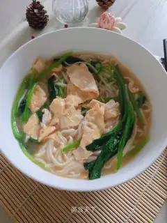 Egg spinach noodles