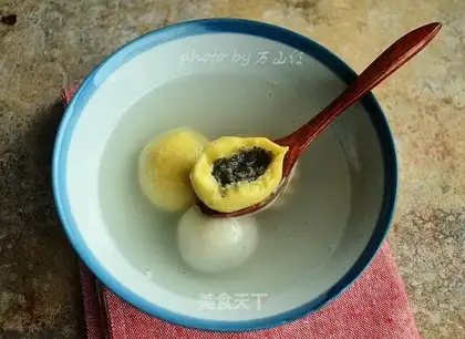 Cinnamon sesame soup