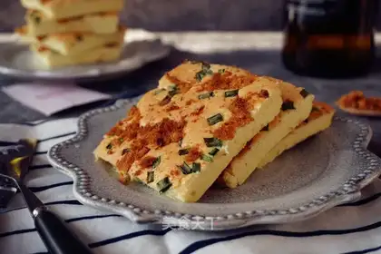 Onion pine cake