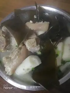 Pork hoof sea and mountain soup