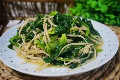 Spinach fried golden mushrooms