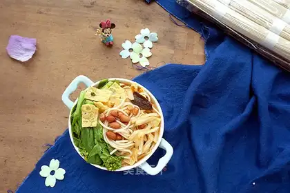 Hot noodle soup