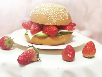 Strawberry cheeseburgers