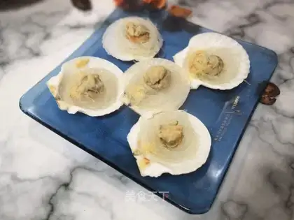 A garlic fan scallop