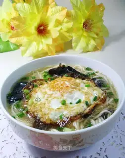 Fried eggs, black-muck noodles