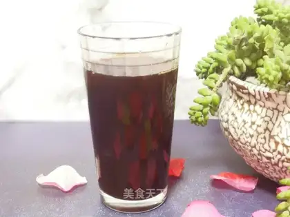 Roses with red sugar and ginger tea