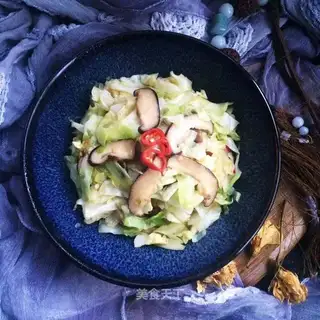 Dry mushrooms and buns