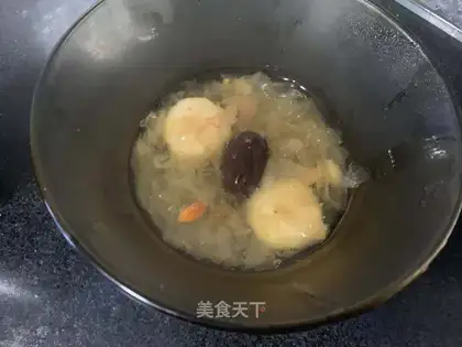 Silver ear lily hoof soup