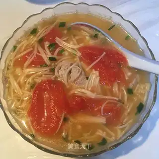 Tomato slices of gold and mushroom soup