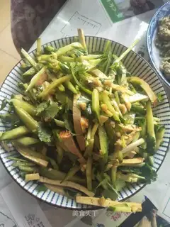 A cucumber with beans