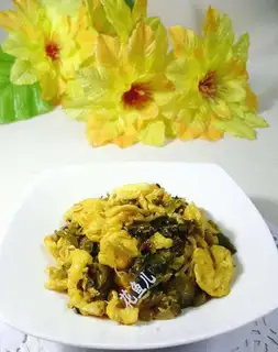 Gold mushrooms with fried eggs
