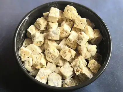 Nutnuts, peanuts, snow