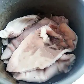 Wash the pig's belly