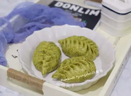 Spinach willow buns